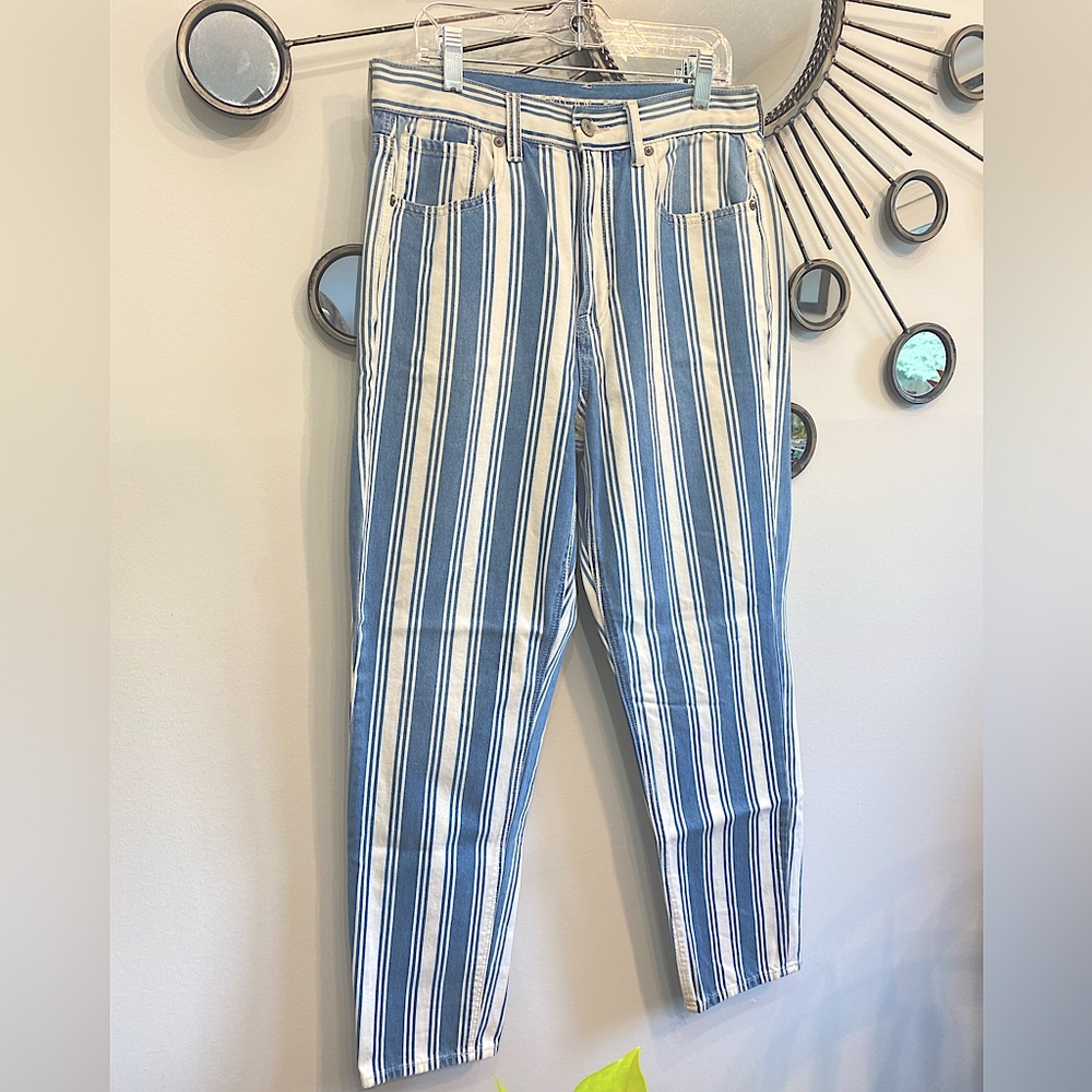 *NWT* Size 6 American Eagle High Waisted Mom Jeans